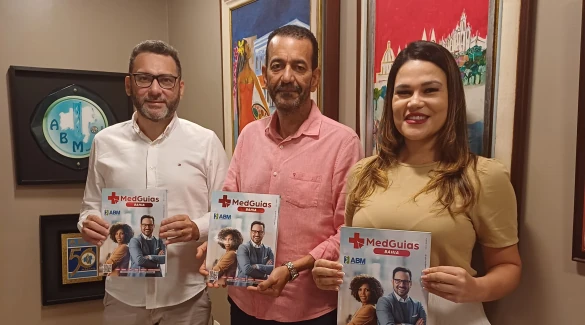 Dr. Robson Moura recebe o CEO da Medguias, Adriano King, e a Gerente da Unidade da Bahia, Silvanete Siqueira para entrega oficial da Quarta Edição do Guia Médico da Bahia