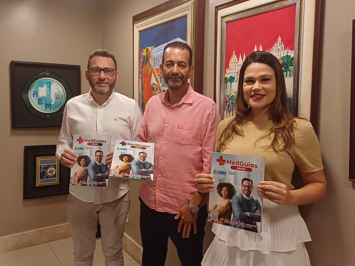 Dr. Robson Moura recebe o CEO da Medguias, Adriano King, e a Gerente da Unidade da Bahia, Silvanete Siqueira para entrega oficial da Quarta Edição do Guia Médico da Bahia